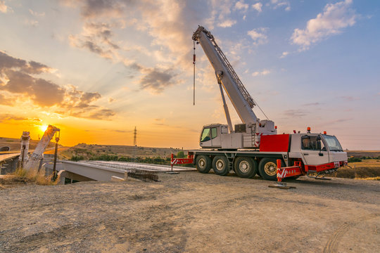 Cranes Sydney: Should you Buy or Hire one for business?